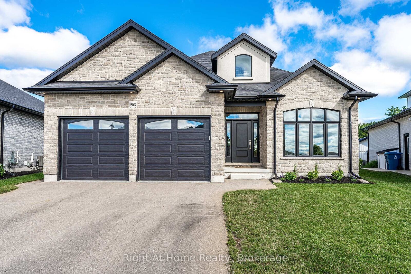 Property Photo:  206 Orr Street  ON N5A 0J7 