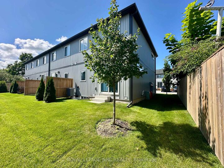 Property Photo:  121A Moffatt Street 30  ON L2P 0G4 