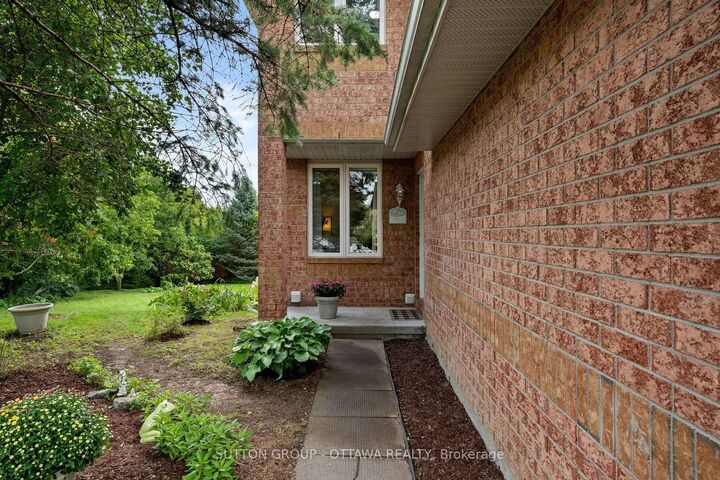 Property Photo:  52 Windcrest Court  ON K2T 1B5 