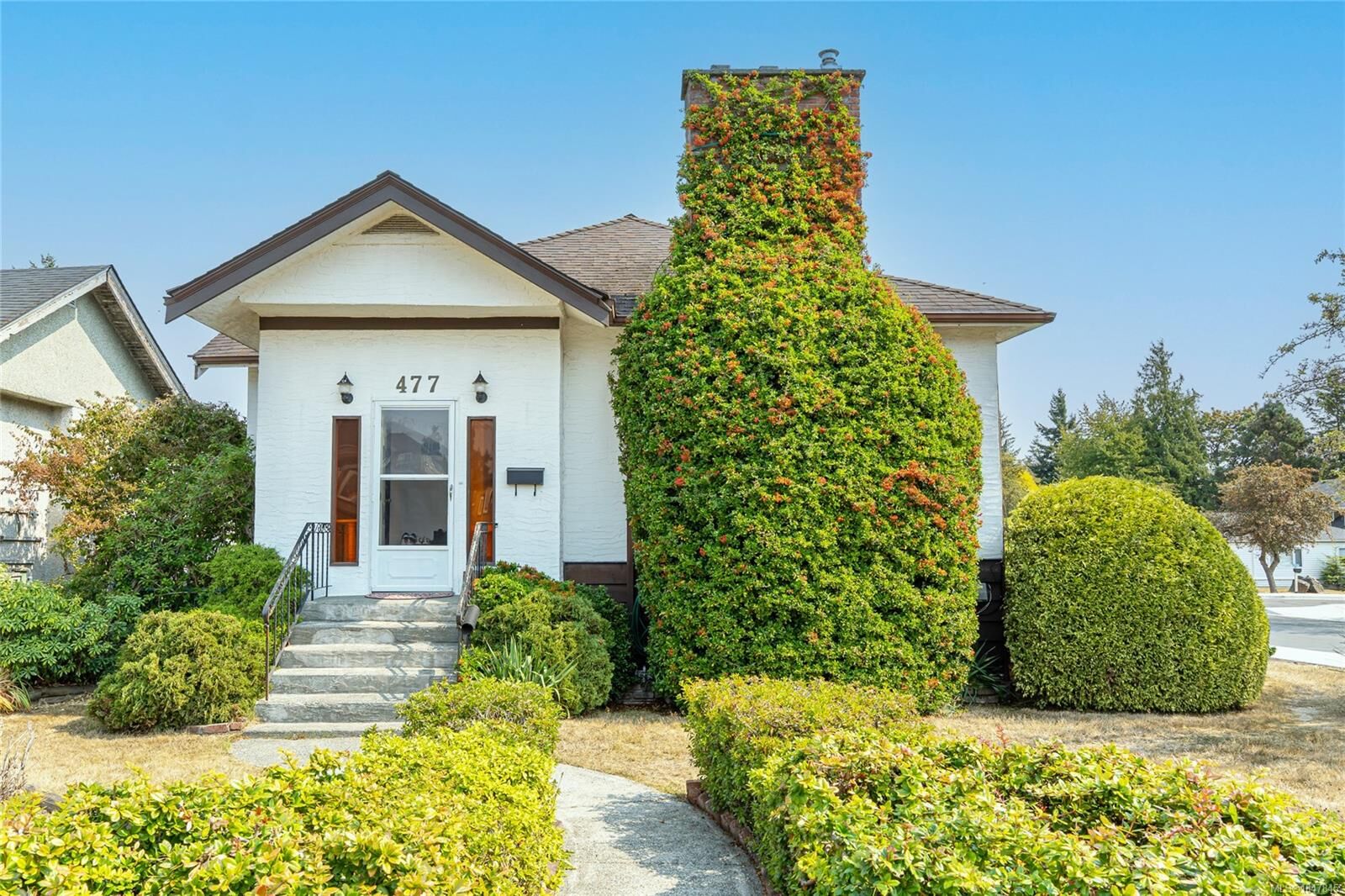 Property Photo:  477 Swinford St  BC V9A 6G2 