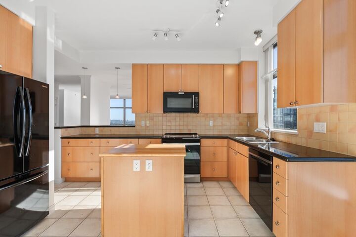 Property Photo:  160 E 13th Street 1406  BC V7L 2L5 