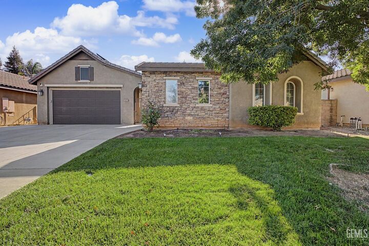 Property Photo: 5523 Segovia Way CA 93306