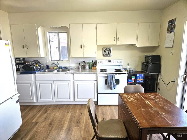 Property Photo:  1407 & 1407 1/2 Burrell Ave  ID 83501 