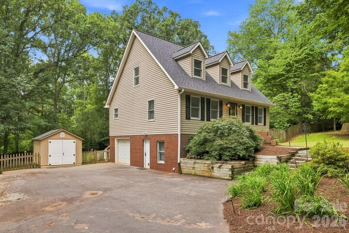 Property Photo: 505 Pole Creasman Road NC 28806