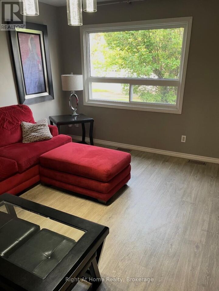 Property Photo:  323A Wentworth Crescent  ON P7A 7S7 