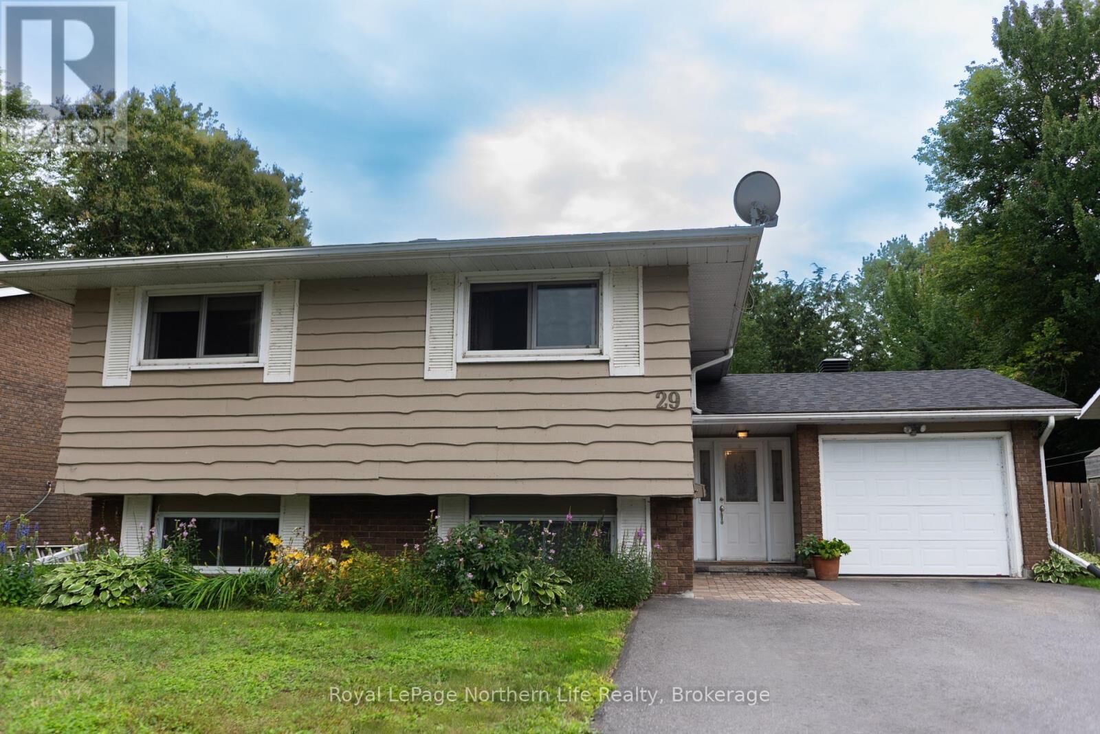 Property Photo:  29 Shore Acres Boulevard  ON P1A 1B7 