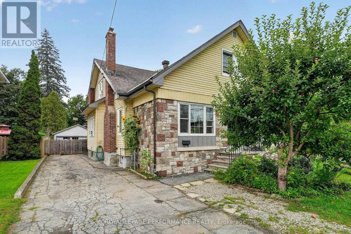 Property Photo:  114 Gloucester Street North  ON K6H 3W4 
