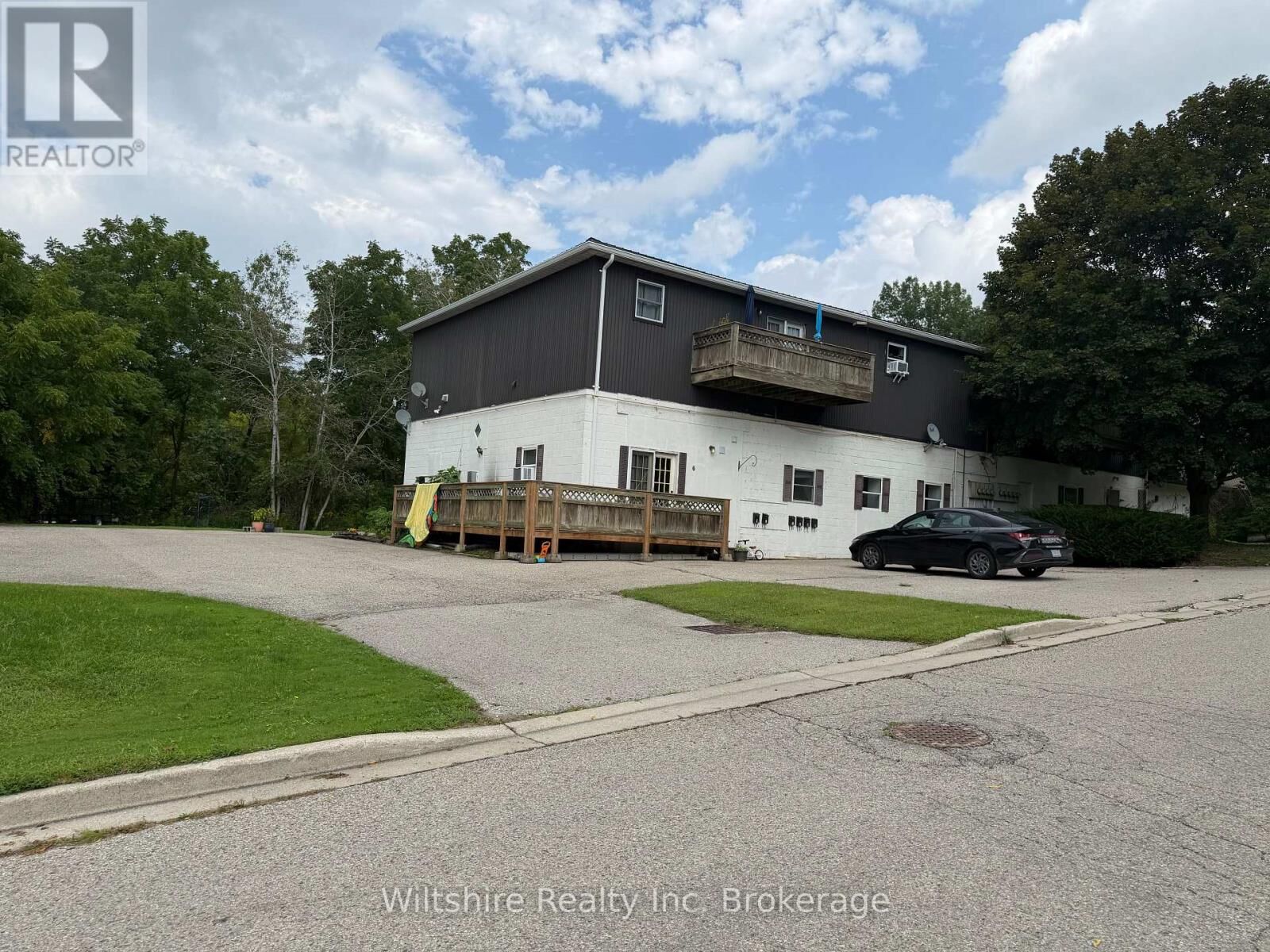 Property Photo:  29 Old Vienna Street 9  ON N4G 3C5 
