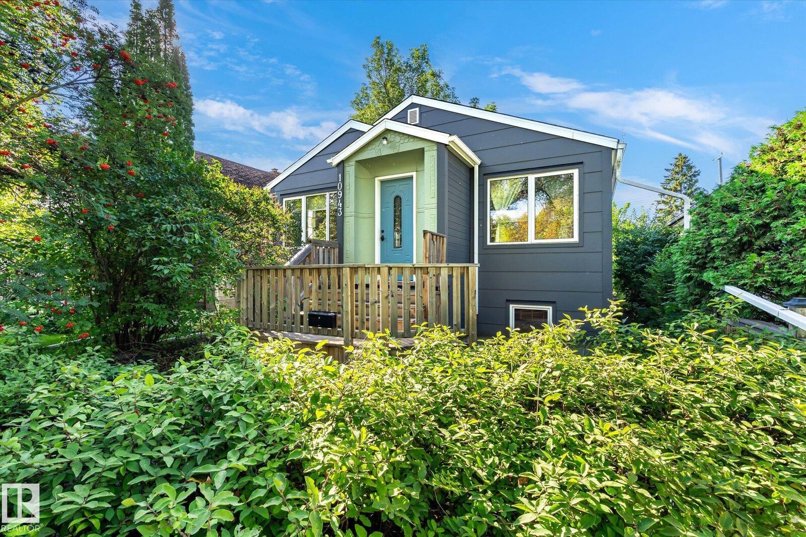 Property Photo:  10943 72 Avenue NW  AB T6G 0B1 