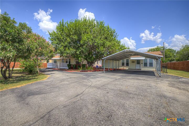 Property Photo: 580 E Zipp Road TX 78130