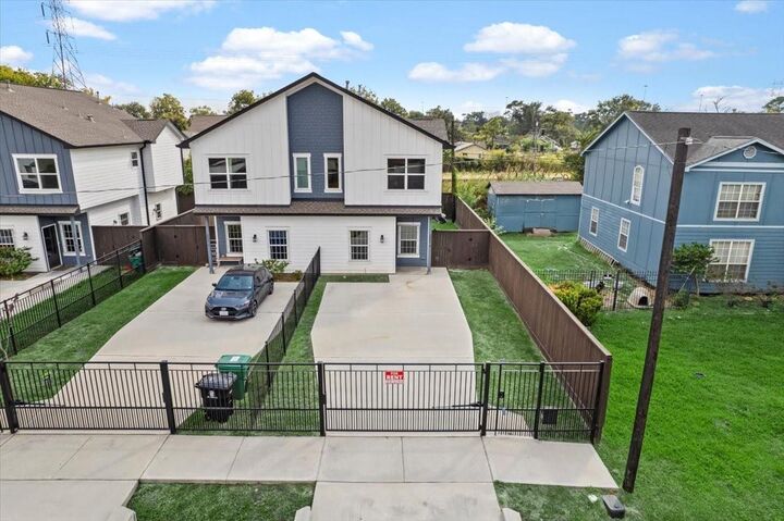 Property Photo:  2002 Lynnfield Unit B Street  TX 77093 