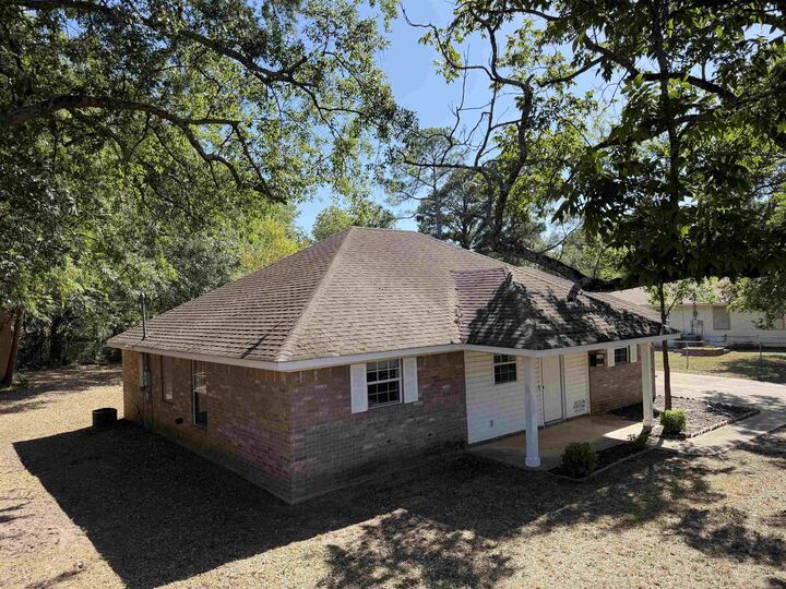 Property Photo:  102 E Evergreen St  TX 75604 