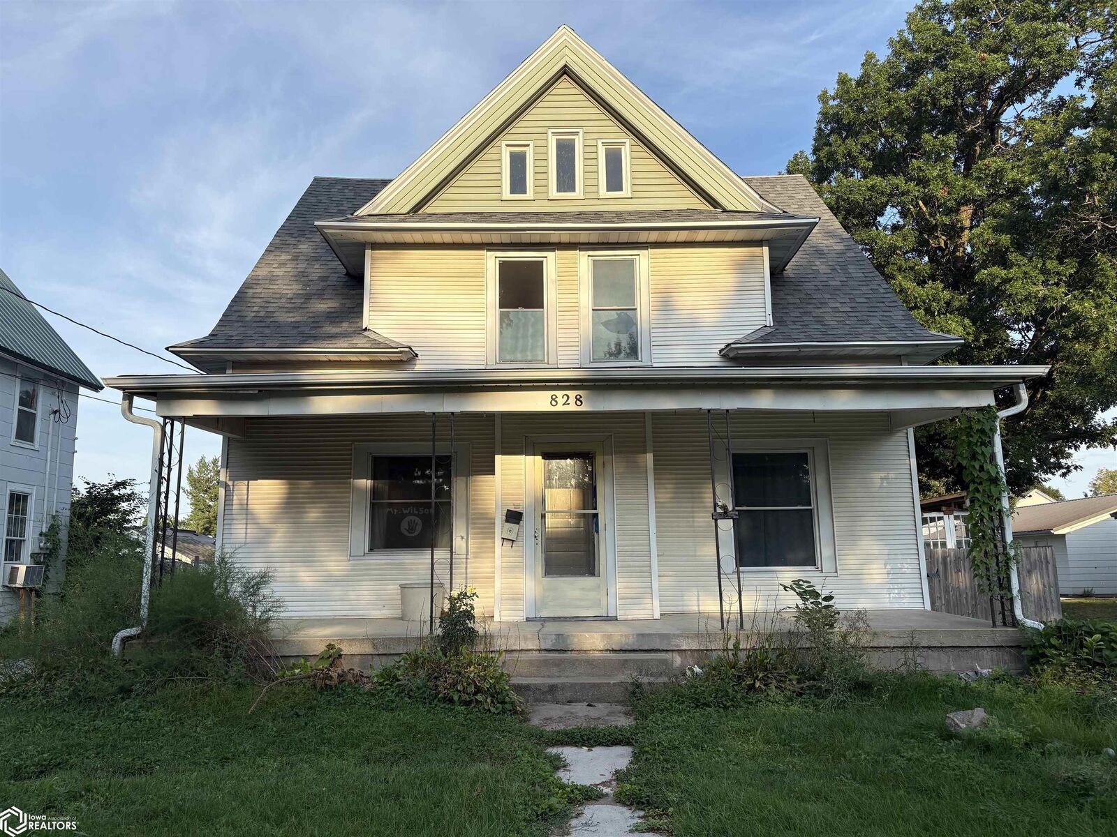 Property Photo:  828 Drake Avenue  IA 52544 