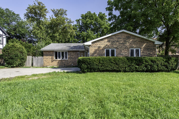 Property Photo:  2337 N Sheridan Road  IL 60087 
