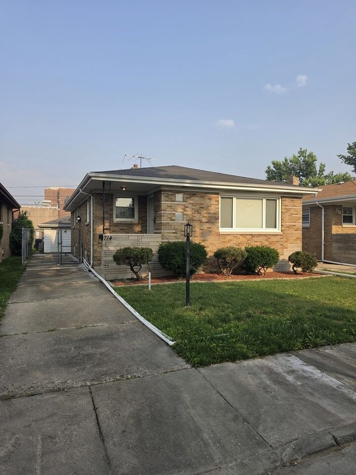 Property Photo:  714 May Street  IL 60409 