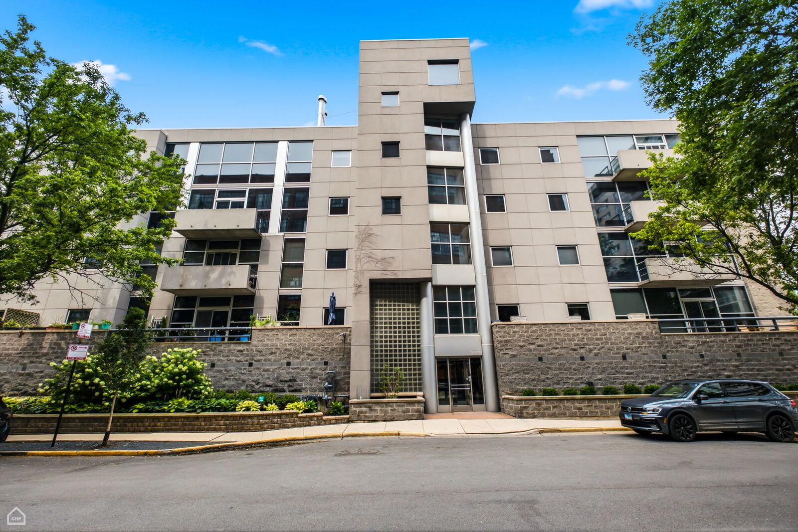 Property Photo:  939 W Huron Street 201  IL 60642 