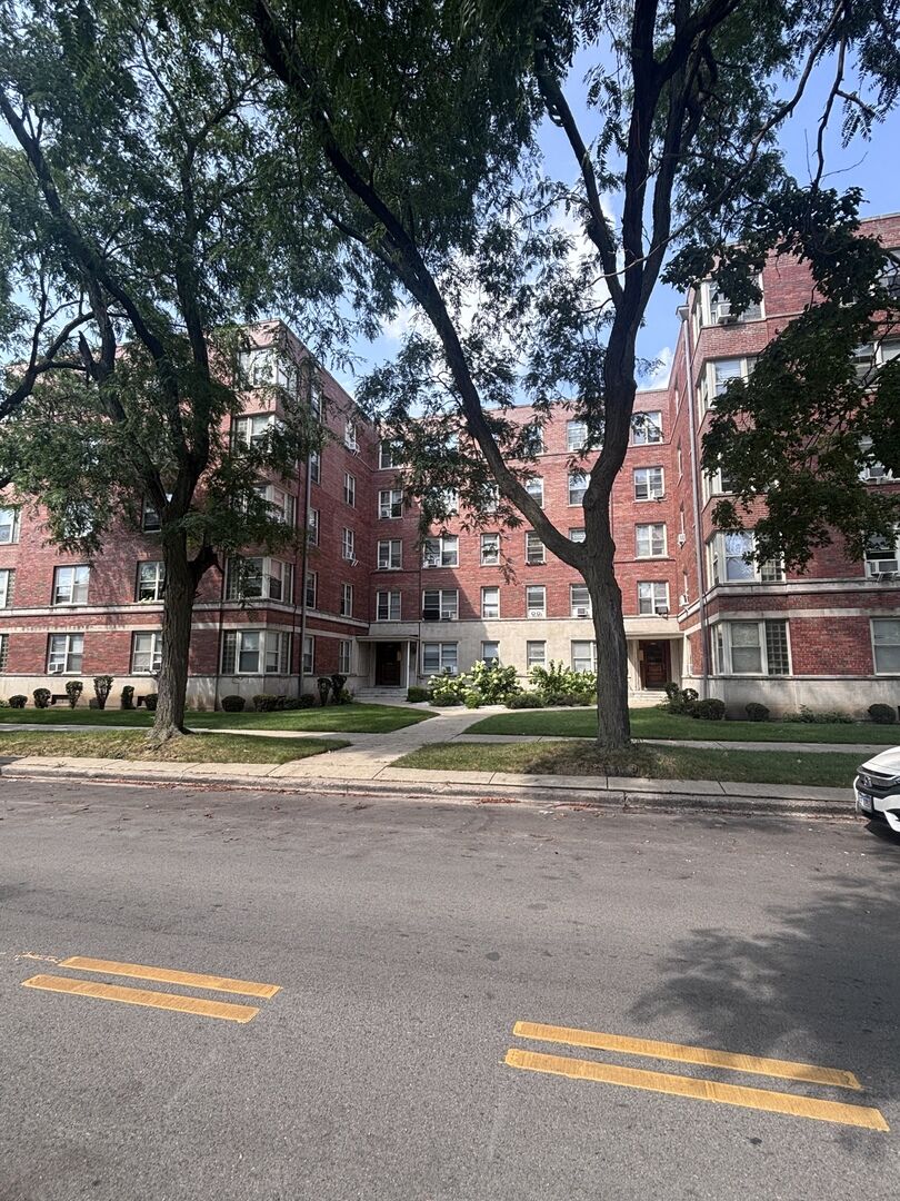 Property Photo:  2610 W Balmoral Avenue 103  IL 60625 