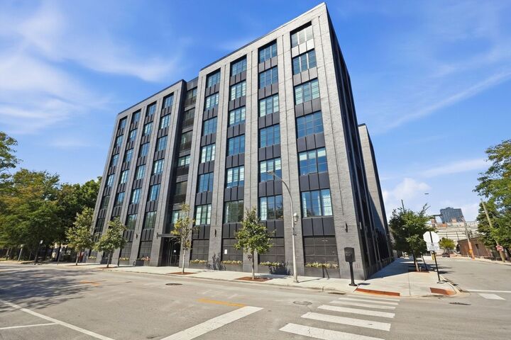 Property Photo: 1400 W Monroe Street 2B IL 60607