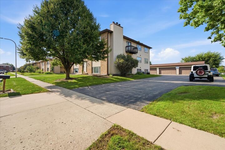Property Photo: 1056 Manchester Court F IL 60177