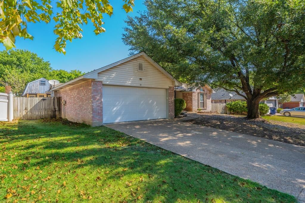 Property Photo: 32 Atlantic Avenue TX 76065