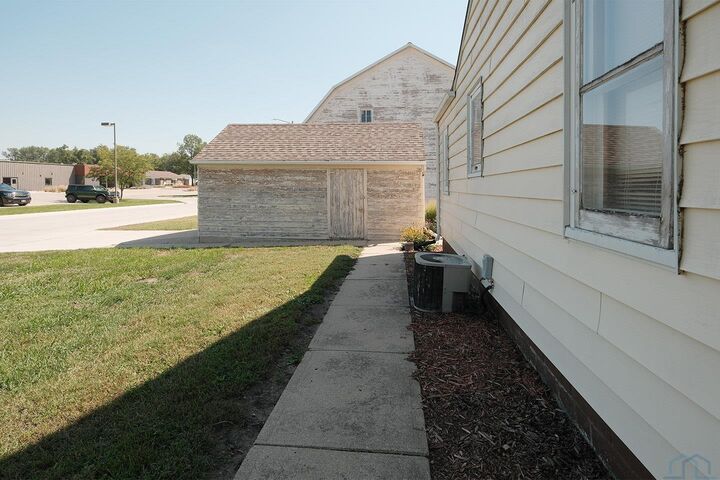 Property Photo: 452 1st Avenue NW IA 51250