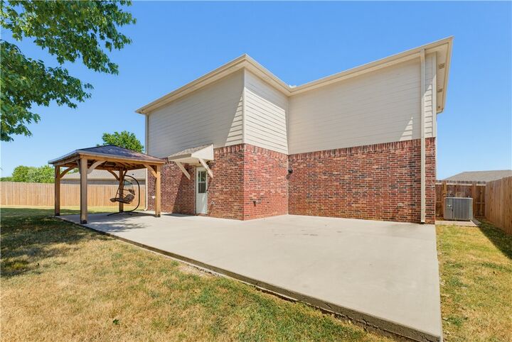 Property Photo: 2202 S 10th Street AR 72758