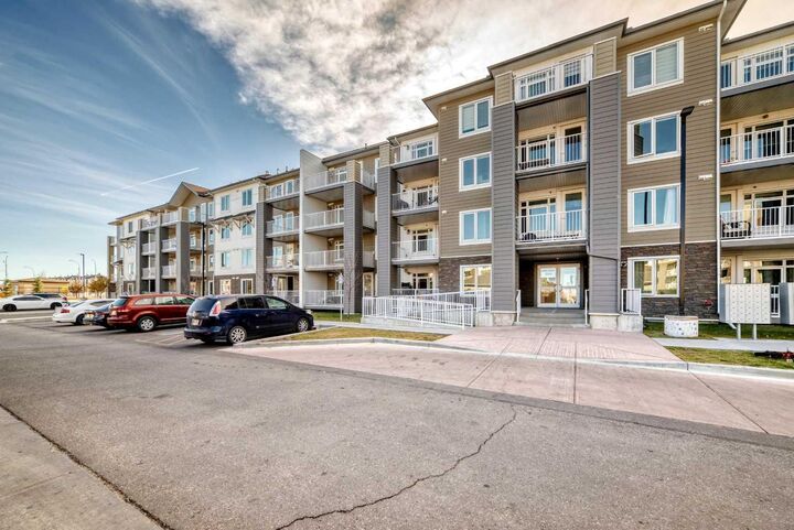 Property Photo: 6118 80 Avenue NE 2424 AB T3J 0S6