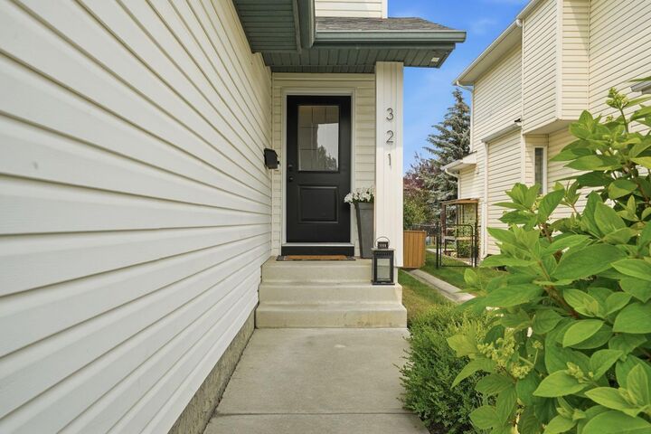Property Photo:  321 Douglas Ridge Circle SE  AB T2Z 3H5 