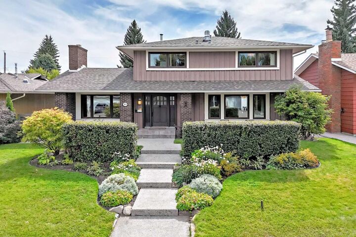 Property Photo:  819 Parkwood Drive SE  AB T2J 3W6 