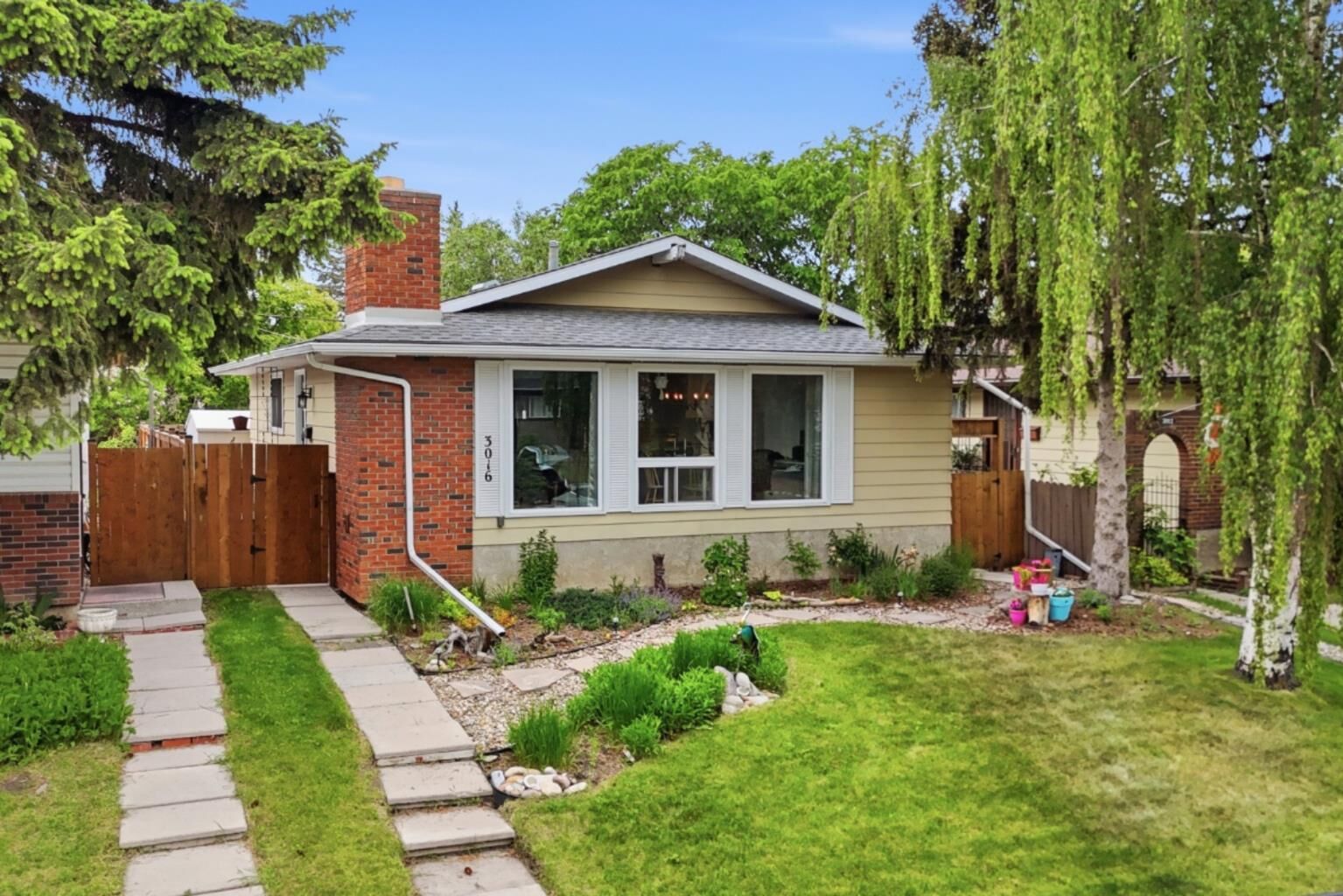 Property Photo:  3016 Cedar Ridge Drive SW  AB T2S 1X6 
