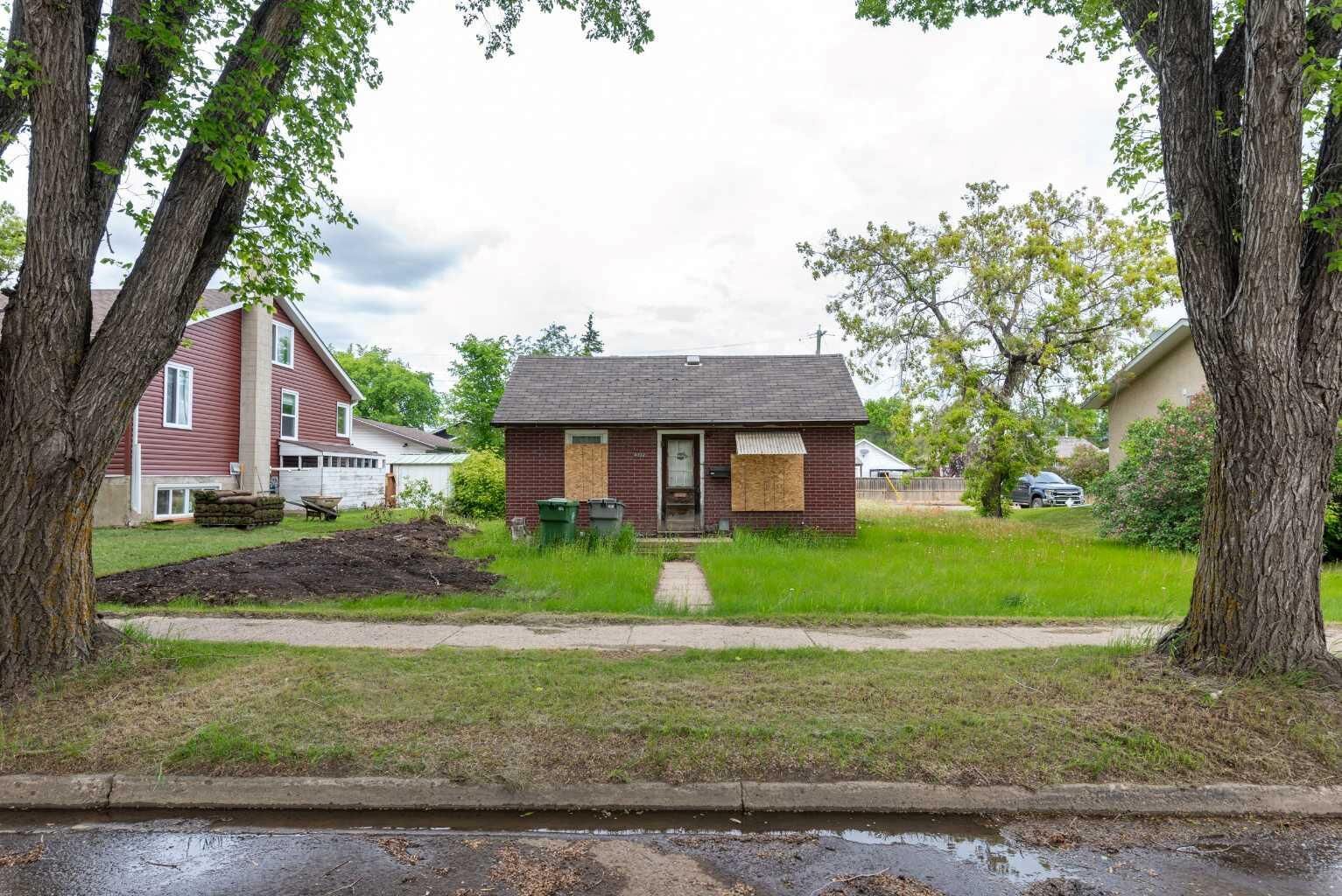 Property Photo:  4732 47 Street  SK S9V 0K1 