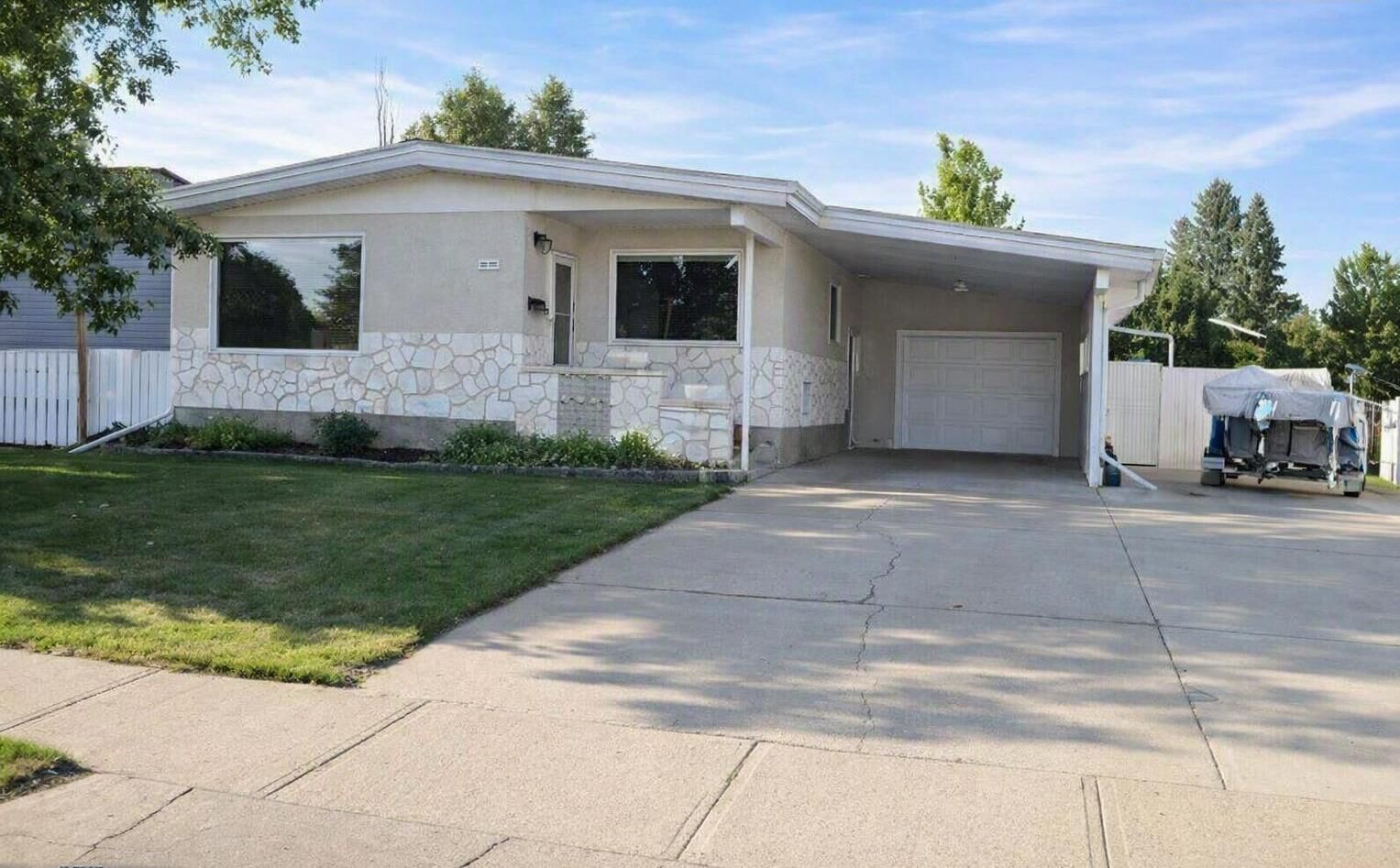 Property Photo:  1121 Lakemount Boulevard S  AB T1K 3S4 