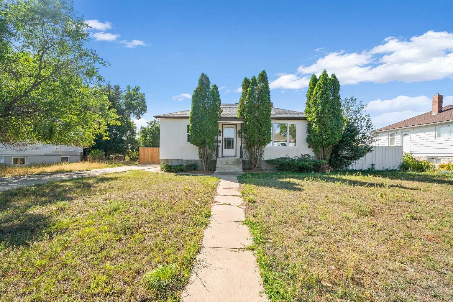 Property Photo:  227 4 Street SW  AB T1A 4E4 