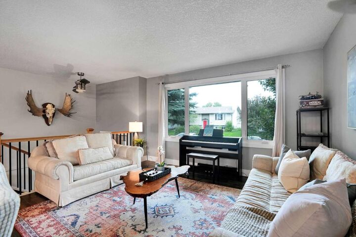 Property Photo:  35 Queen Isabella Close SE  AB T2J 3R2 