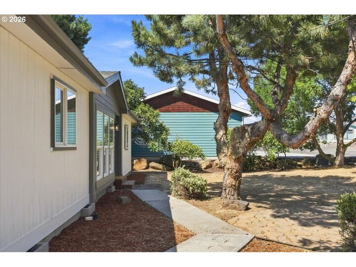 Property Photo:  574 Sunridge Ave  WA 98617 