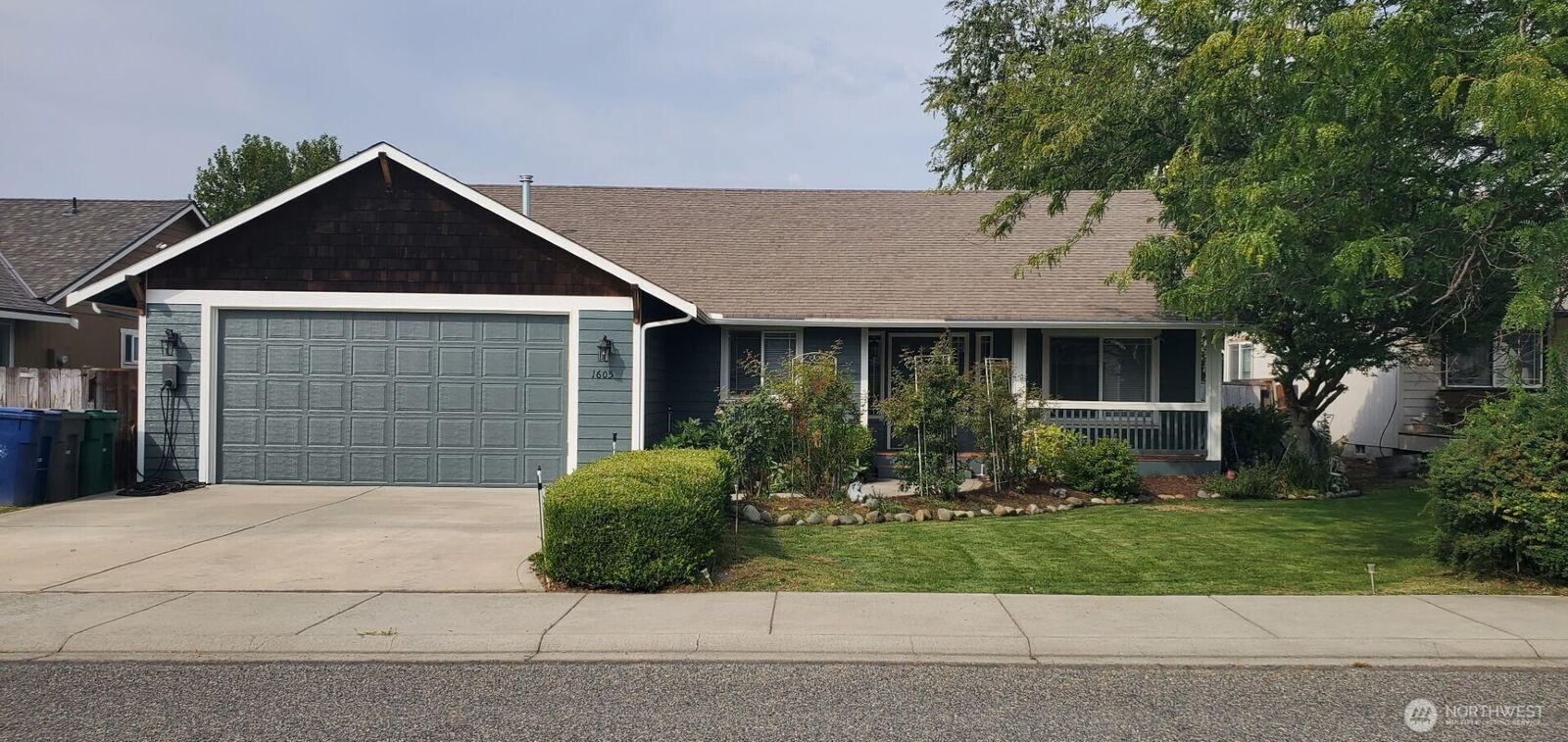 Property Photo: 1605 N Bluegrass Lane WA 98926