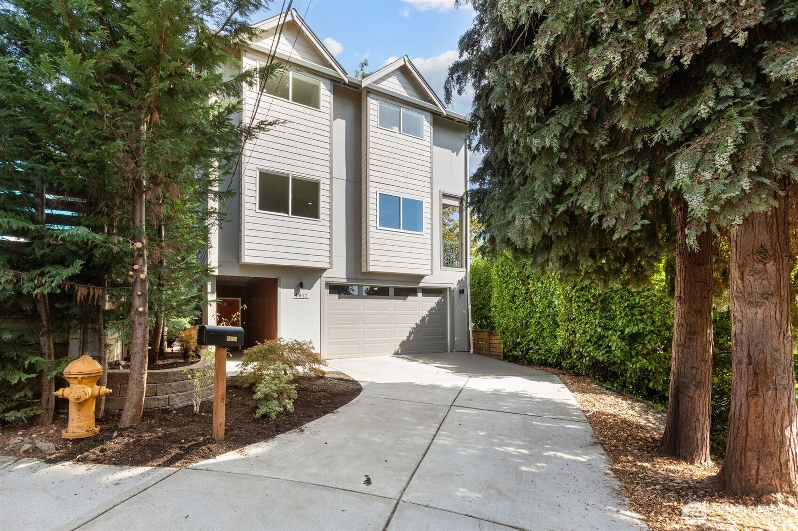 Property Photo:  4812 S Frontenac Street  WA 98118 