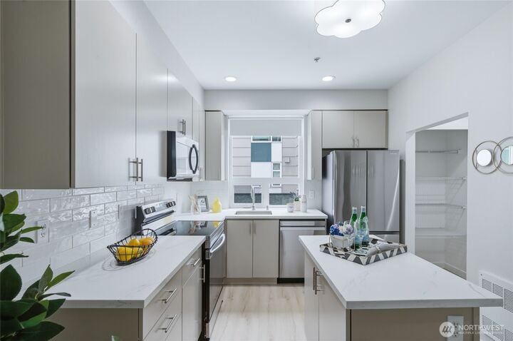Property Photo: 15200 NE 81st Way 106 WA 98052