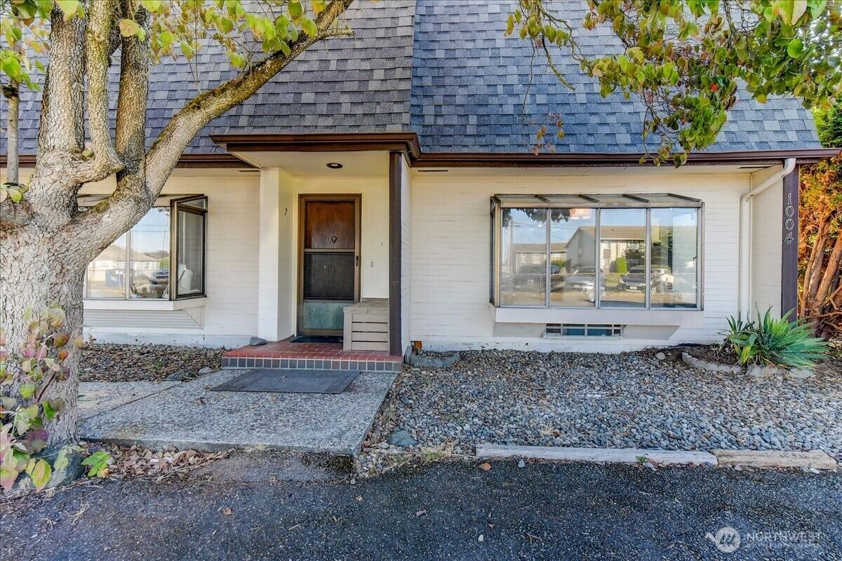 Property Photo:  1004  Columbia Avenue 7  WA 98270 