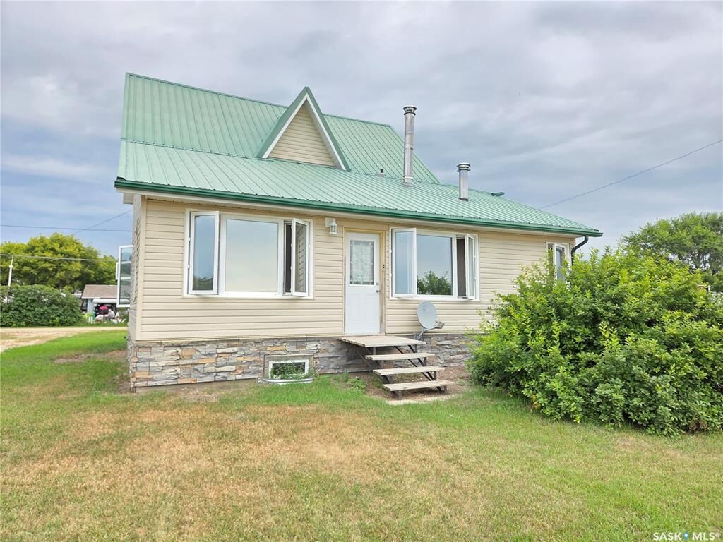 Property Photo:  620 Railway Avenue  SK S0C 0G0 