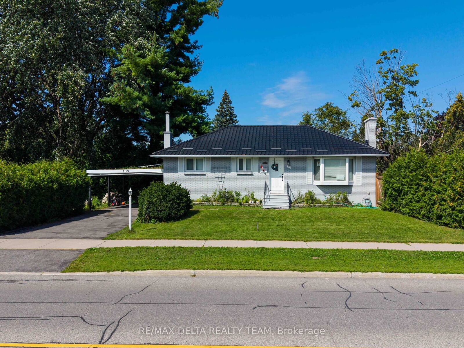 Property Photo:  109 Meadowlands Drive W  ON K2G 2S1 