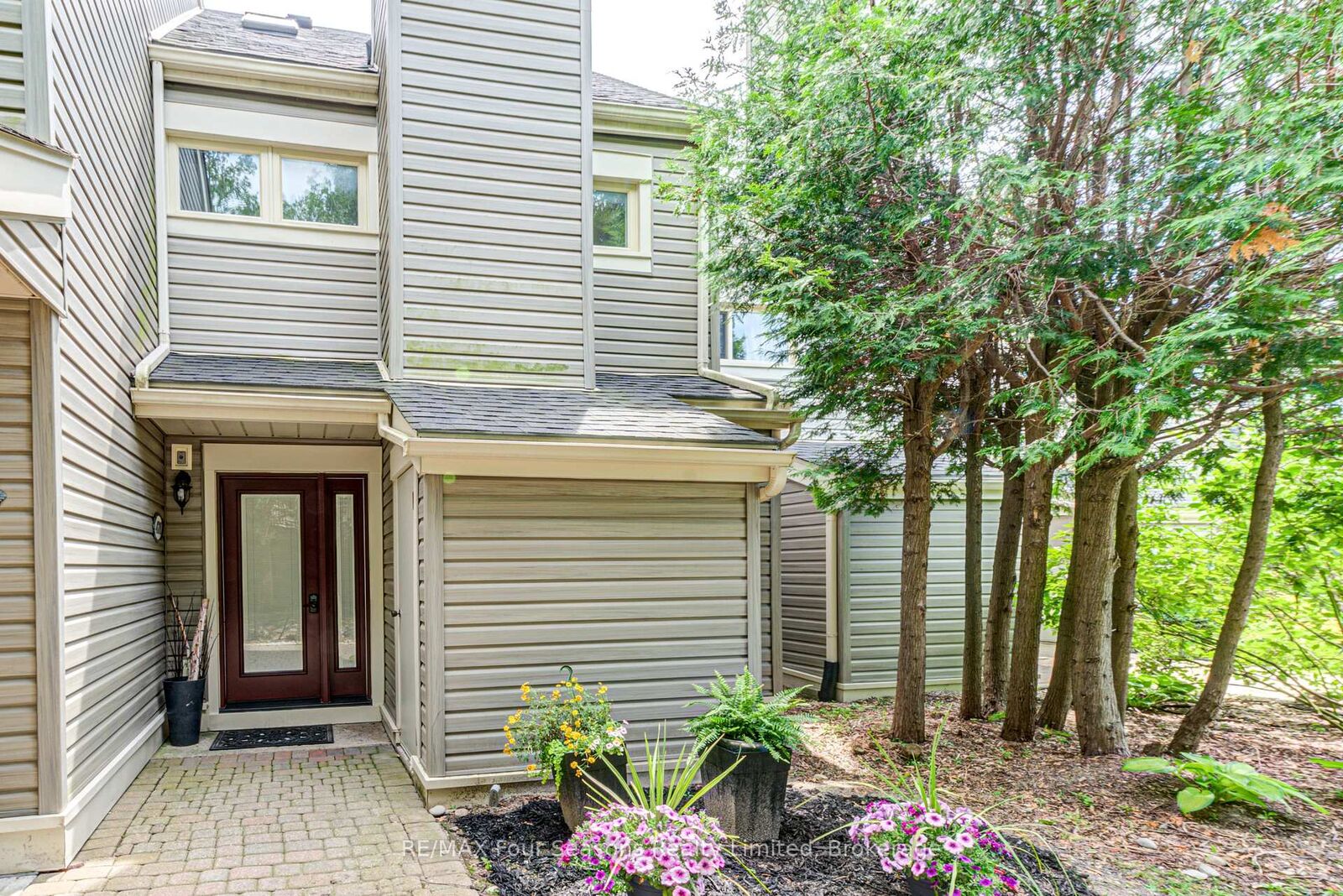 Property Photo:  471 Oxbow Crescent  ON L9Y 5B4 