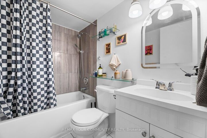 Property Photo:  117 Gerrard Street E 504  ON M5B 2L4 