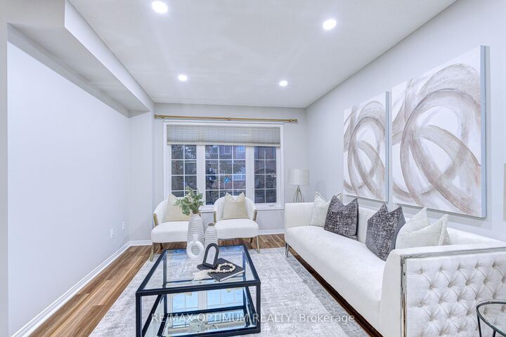 Property Photo:  5030 Heatherleigh Avenue 83  ON L5V 2G7 