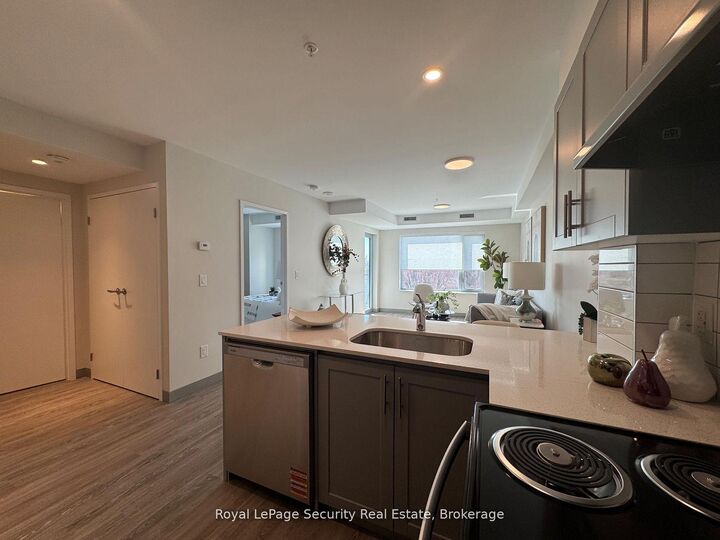 Property Photo:  1015 Innisfil Beach Road 306  ON L9S 1T3 