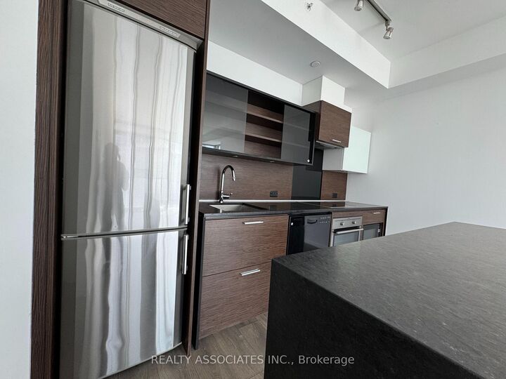 Property Photo:  75 St Nicholas Street 2105  ON M4Y 0A5 