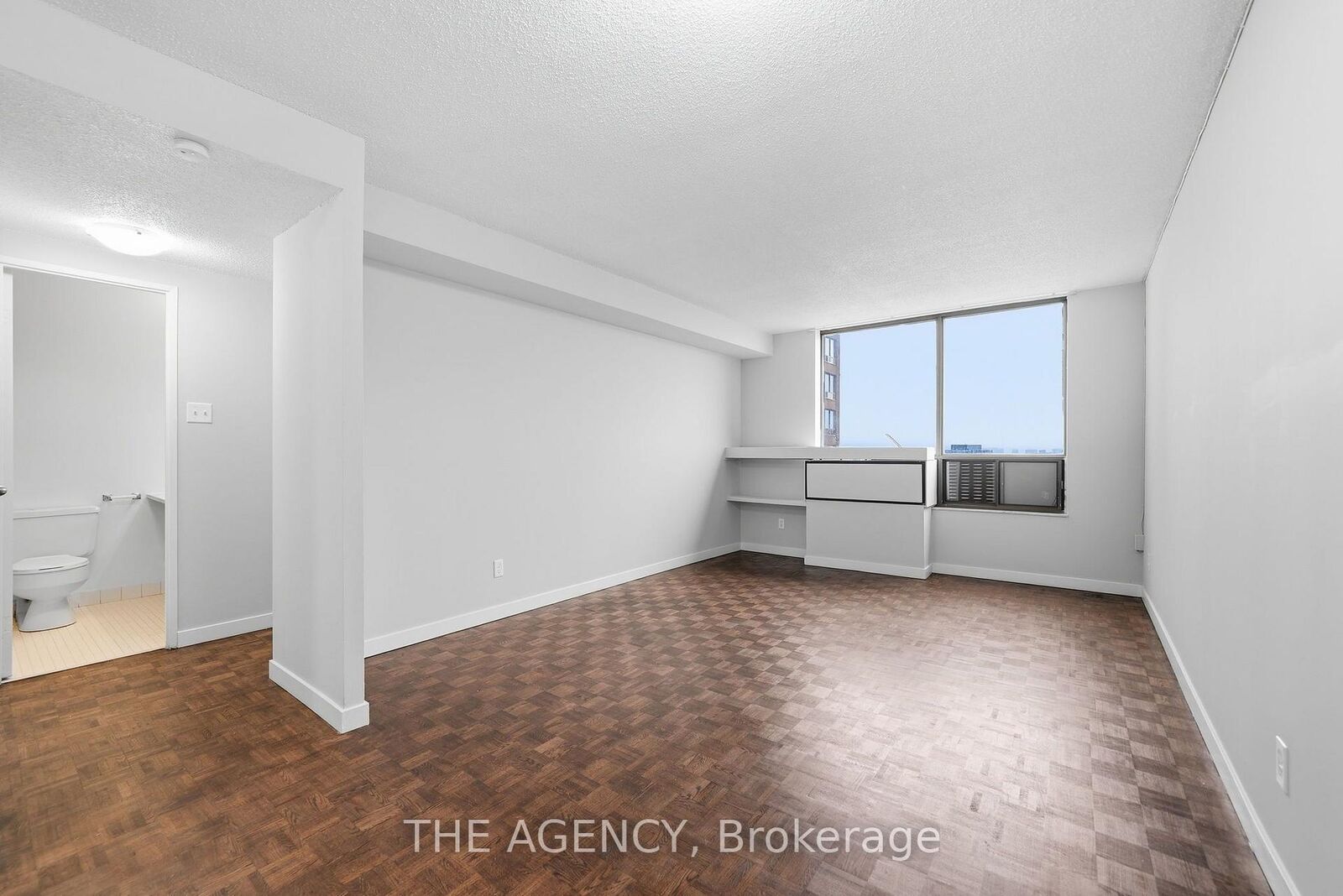 Property Photo:  2350 Dundas Street W 2004A  ON M6P 4B1 