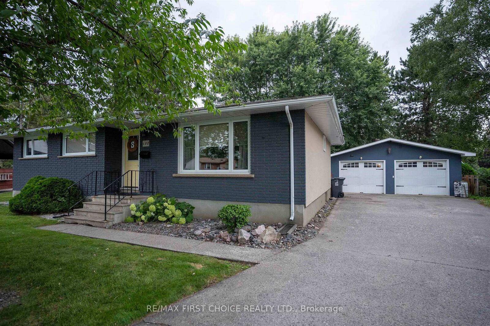 Property Photo:  600 Ashdale Place  ON P7E 3M6 