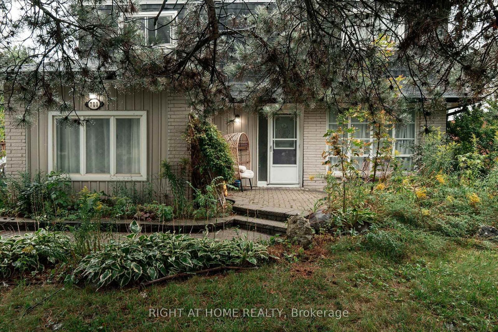 Property Photo:  701 Central Park Boulevard N  ON L1G 6A8 