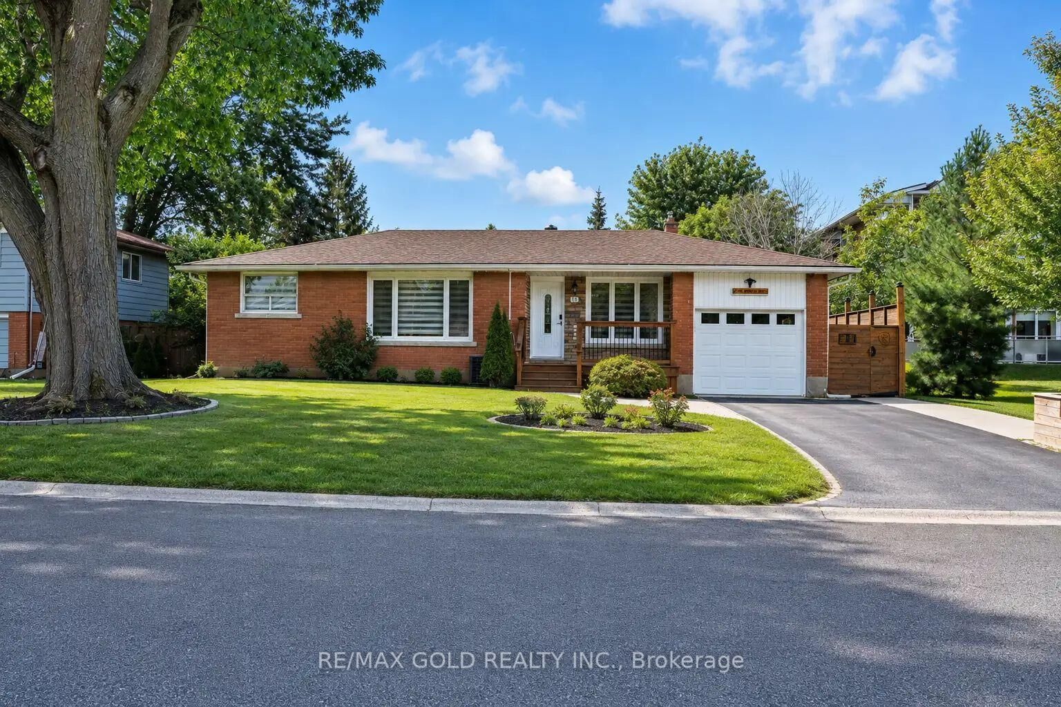 Property Photo:  16 Braden Avenue  ON L3C 2R7 
